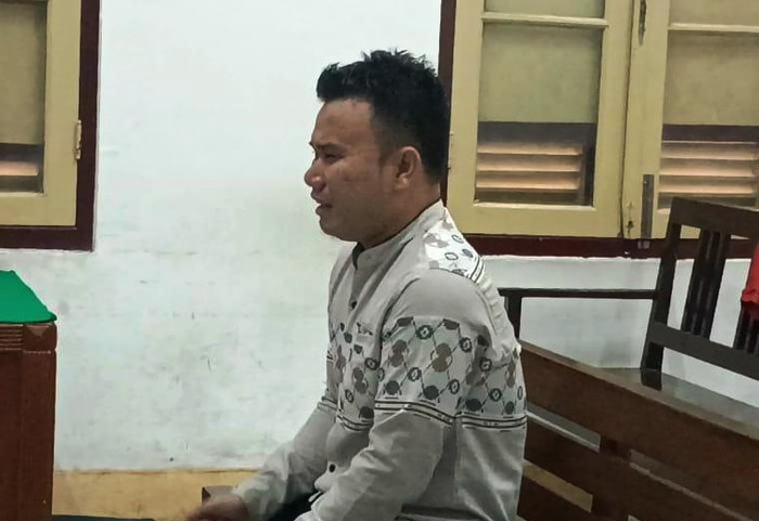 Anggota Bawaslu nonaktif, Azlansyah, menangis saat membacakan pledoi di PN Medan.