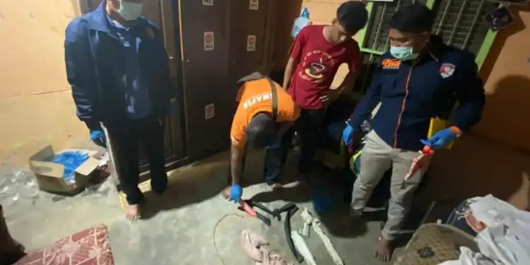 Petugas melakukan olah TKP usai menurunkan jasad Saiful Bahri dari tali gantung diri.