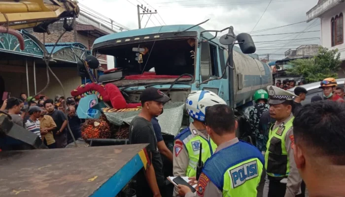 Truk Tangki Biang Tabrakan Beruntun, Pemotor Patah Tulang
