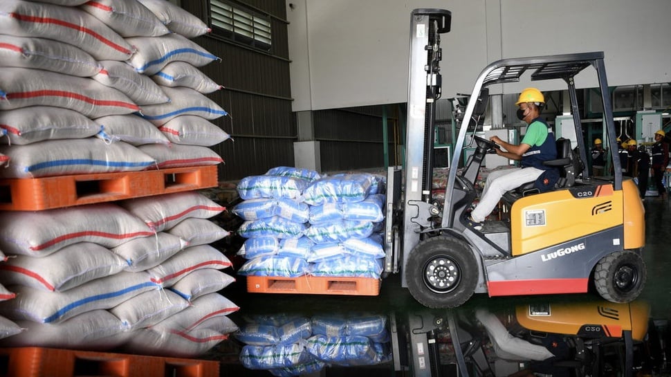 Bapanas Tetapkan HPP Gabah di Tingkat Petani Rp6.000 per Kg LANGKATTERKINI.COM - Pemerintah melalui Badan Pangan Nasional (Bapanas) resmi menetapkan pemberlakuan harga pembelian pemerintah (HPP) gabah kering giling (GKP) di tingkat petani sebesar Rp6.000 per kilogram (kg). Kepala Bapanas, Arief Prasetyo Adi, mengatakan bahwa kebijakan itu tertuang dalam Peraturan Badan Pangan Nasional (Perbadan) Nomor 4 Tahun 2024 tentang Perubahan Atas Perbadan 6 Tahun 2023 tentang Harga Pembelian Pemerintah dan Rafaksi Harga Gabah dan Beras. “HPP gabah kering panen (GKP) di tingkat petani telah ditetapkan sebesar Rp6.000 per kilogram dengan kualitas kadar air maksimal 25 persen dan kadar hampa maksimal 10 persen,” kata Arief, dikutip Antara, Jumat (7/6/2024). Sementara itu, HPP gabah kering panen di tingkat penggilingan sebesar Rp6.100 per kg dengan kualitas kadar air maksimal 25 persen dan kadar hampa maksimal 10 persen. Untuk GKP dengan kualitas kadar air maksimal 14 persen dan kadar hampa maksimal 3 persen, pemerintah menetapkan HPP di penggilingan sebesar Rp7.300 per kg. “Kemudian HPP gabah kering giling di gudang Bulog sebesar Rp7.400 per kg dengan kualitas kadar air maksimal 14 persen dan kadar hampa maksimal 3 persen,” jelas Arief. Dia juga mengatakan bahwa HPP beras di gudang Bulog sebesar Rp11.000 per kg dengan kualitas derajat sosoh minimal 95 persen, kadar air maksimal 14 persen, butir patah maksimal 20 persen, dan butir menir maksimal 2 persen. Besaran HPP gabah dan beras yang diberlakukan tersebut, menurut Arief, sama besar dengan fleksibilitas yang sebelumnya dikeluarkan berdasarkan Keputusan Kepala Bapanas Nomor 167 Tahun 2024 tentang Fleksibilitas Harga Pembelian Gabah dan Beras Dalam Rangka Penyelenggaraan Cadangan Beras Pemerintah. Arief juga mengatakan bahwa dengan penetapan HPP GKP tersebut, harga batas bawah pembelian gabah atau beras oleh Perum Bulog dapat menjaga dan melindungi harga dasar gabah atau beras di tingkat petani. Sebelumnya, Bapanas memberlakukan kebijakan fleksibilitas HPP sejak 3 April 2024, dengan besaran yang sama dalam Perbadan tersebut. "Jadi, instrumen ini kita harapkan dapat melindungi kepentingan petani di hulu sehingga harga gabah/beras tidak jatuh di tingkat produsen dan dapat menjadi dasar bagi Bulog untuk mengoptimalkan penyerapan hasil panen petani dalam negeri,” ujar Arief. Arief menegaskan bahwa penetapan HPP gabah atau beras ini telah melalui serangkaian diskusi panjang bersama pemangku kepentingan di bidang perberasan. Penetapan juga dibuat dengan memperhatikan berbagai aspek, terutama pada kondisi aktual tiga lini—yakni di tingkat produsen, pedagang, dan konsumen. Dia berharap kebijakan tersebut dapat menjadi jaring pengaman bagi produsen gabah dan beras. Sehingga, harga komoditas pangan ini tidak turun terlampau jauh pada saat panen. “Kita tidak bisa memuaskan semua pihak. Namun, penetapan HPP ini tentunya berdasarkan masukan, diskusi, dan tanggapan dari berbagai stakeholder perberasan dan mempertimbangkan keseimbangan harga hulu hilir,” terang Arief. (tirto/red)