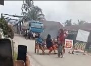 Truk CPO Melintas Jembatan Sei Air Tenang, Warga Blokir Jalan