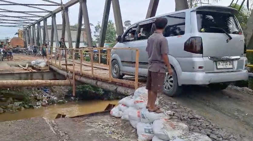 Oknum Preman Bangun Titi Alternatif di Jembatan Air Tenang, Petugas Dishub Diusir