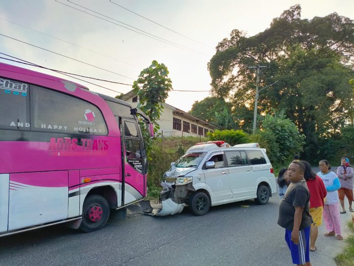 Ambulance Bawa Jenazah Tabrak Bus, 4 Orang Luka