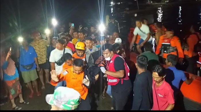 Kapal Tabrak Karang di Padang, 1 Tewas 12 Selamat