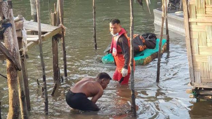 Pria Bertato Mahkota Ditemukan Membusuk