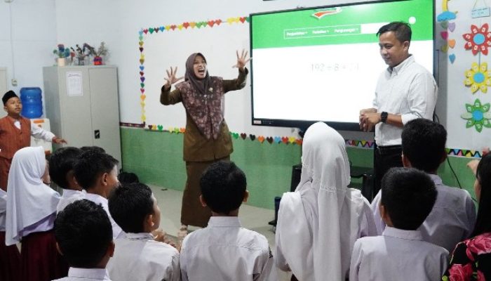 Penjabat Wali Kota Tebing Tinggi Tinjau Pembelajaran Berbasis Digital Di SDN 164319 Kecamatan Bajenis
