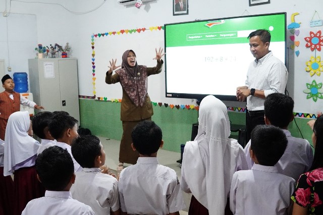 Penjabat Wali Kota Tebing Tinggi Tinjau Pembelajaran Berbasis Digital Di SDN 164319 Kecamatan Bajenis