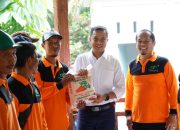 Pj. Wali Kota Tebing Tinggi Beri Tali Asih Kepada 301 Petugas Kebersihan