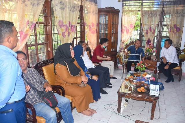 Wujud Kepdulian Kepada Awak Media, Pj. Wali Kota Tebing Tinggi Jenguk Wartawan Yang Sakit