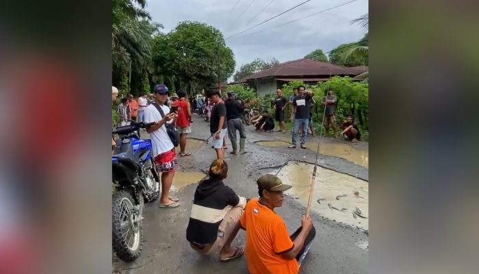 Masyarakat Bergerak Sendiri Tuntut Perbaiki Jalan, Aktivis Sejuta Lubang Malah Asyik Bersama Penguasa