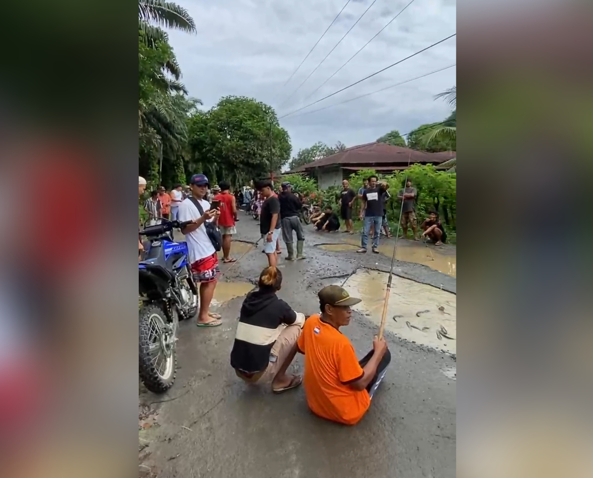 Warga Sudah Terlalu Lama 'Nikmati' Jalan Rusak di Langkat, Akhirnya Lakukan Protes Macing Lele (Foto: tangkapan layar video)