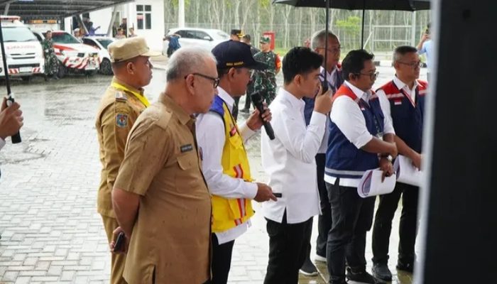 Walaupun Diguyur Hujan, Wapres Gibran Tetap Turun Tinjau Tol Tanjung Pura-Pangkalan Brandan