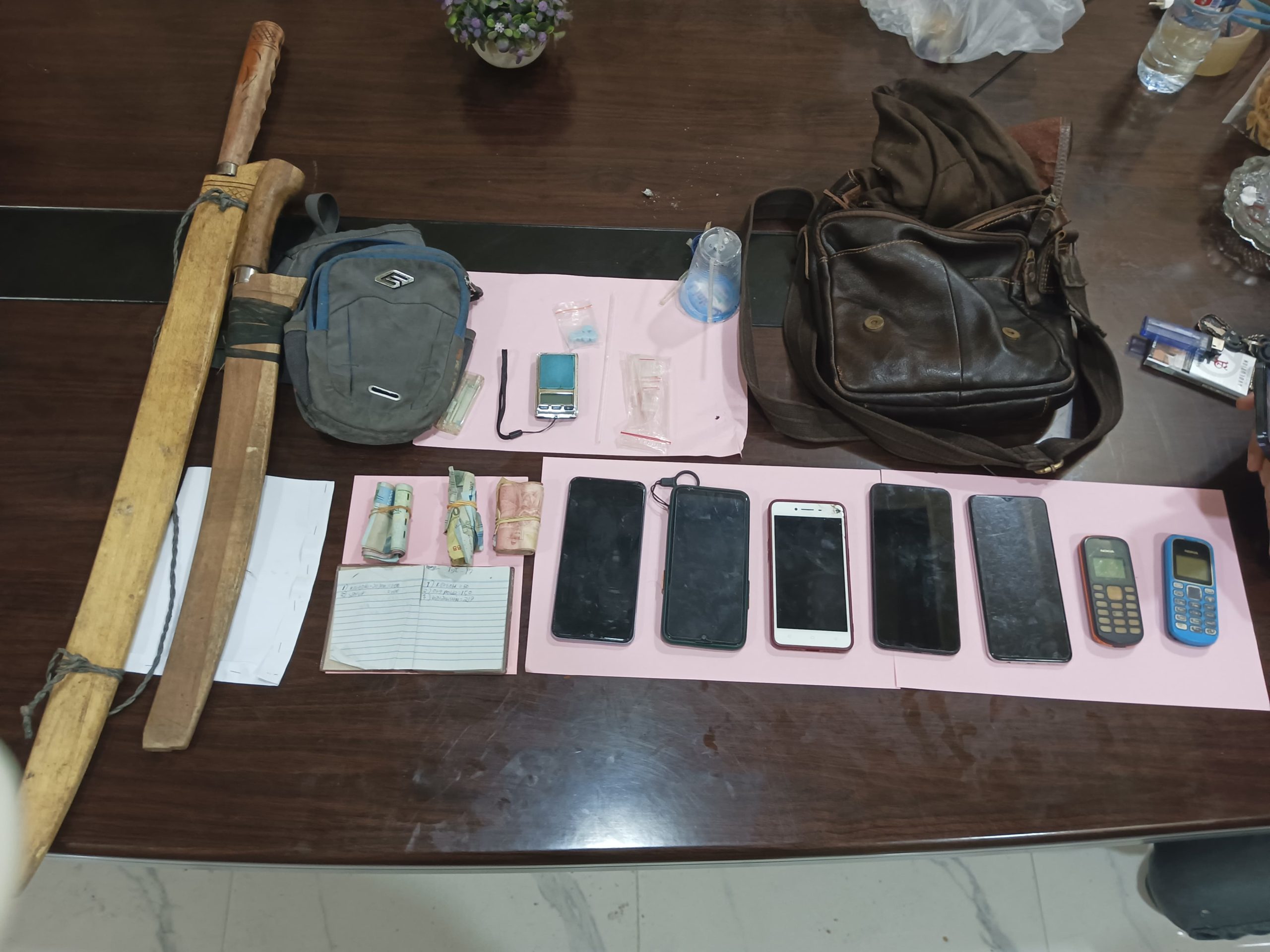 Polisi Bakar Gubuk Sarang Narkoba di Kuala