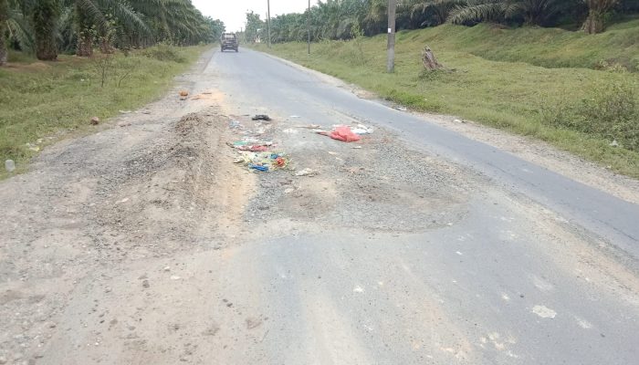 Penampakan Sampah Berserakan di Jalan Rusak Wampu, Apakah Bentuk Protes Warga?