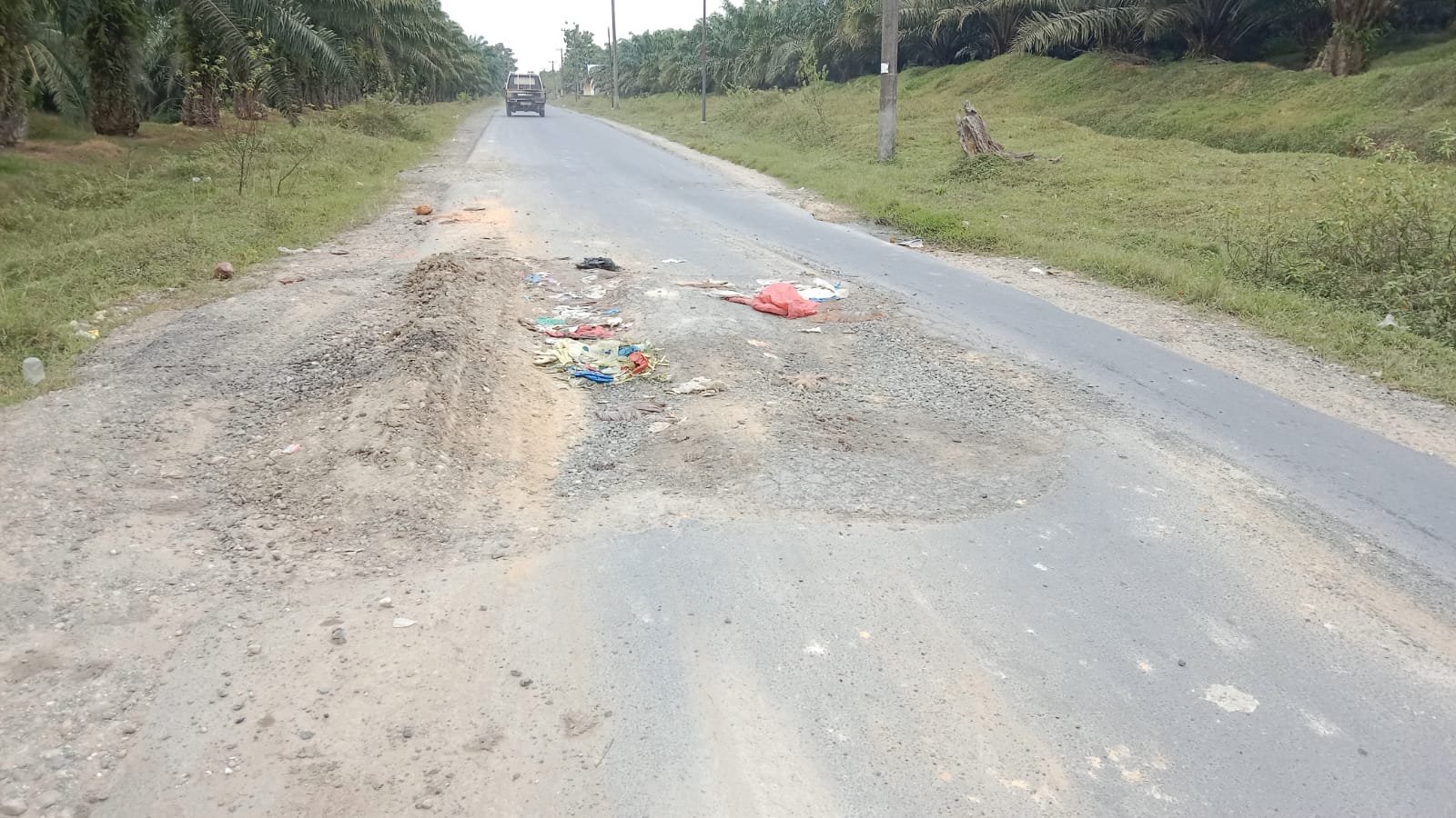 Ada Sampah Berserakan di Jalan Rusak Wampu