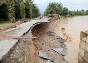 Jalan Menuju Destinasi Wisata Tangkahan Alami Longsor