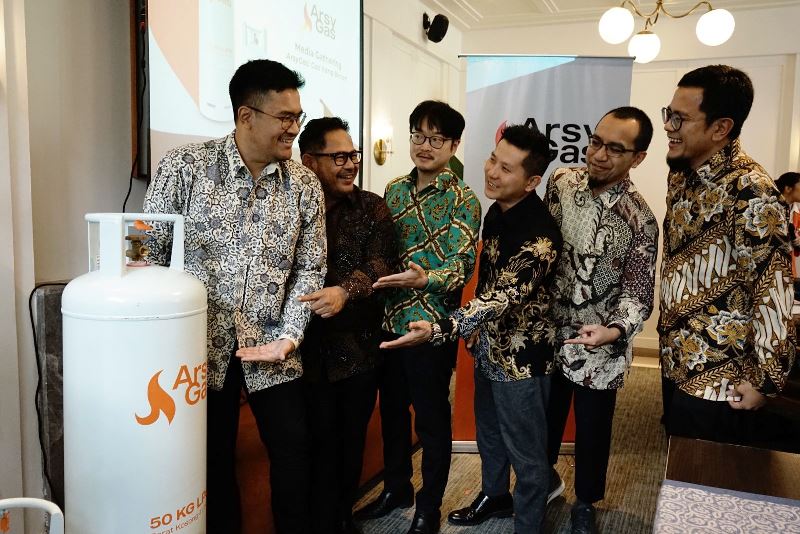 (Ki-ka) Andryan Rahman Sunaryo, Jajaran Direksi PT ARSynergy NiX Indonesia - Ir. Achmad Harijanto, Presiden Direktur/Direktur Utama PT ARSynergy NiX Indonesia - Wataru Yoshio, Presiden Komisaris PT ARSynergy NiX Indonesia - Bambang Jajaran Direksi PT ARSynergy NiX Indonesia - Anthony Rahmat Sunaryo, Jajaran Direksi PT ARSynergy NiX Indonesia - Azhar Risyad Sunaryo, Komisaris PT ARSynergy NiX Indonesia