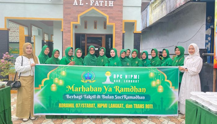 HIPMI Langkat dan TNI Berbagi Seribuan Takjil di Ramadan