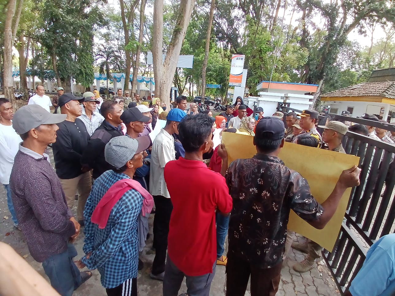 Nelayan melakukan aksi DPRD Langkat
