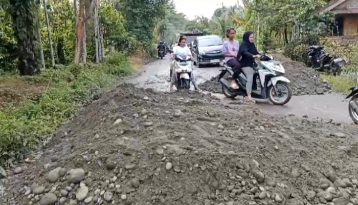 Jalan Penghubung Desa di Salapian Rusak Parah, Warga Kesal dengan Pemda