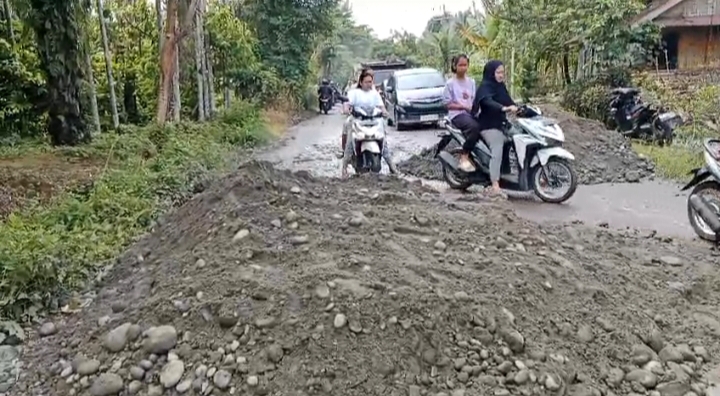 Jalan Rusak di Salapian