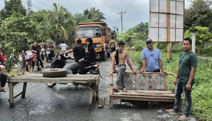 Keluh Kesah Warga Soal Jalan Rusak Gegara Truk Galian C di Selesai, Puluhan Tahun Belum Pernah Diperbaiki