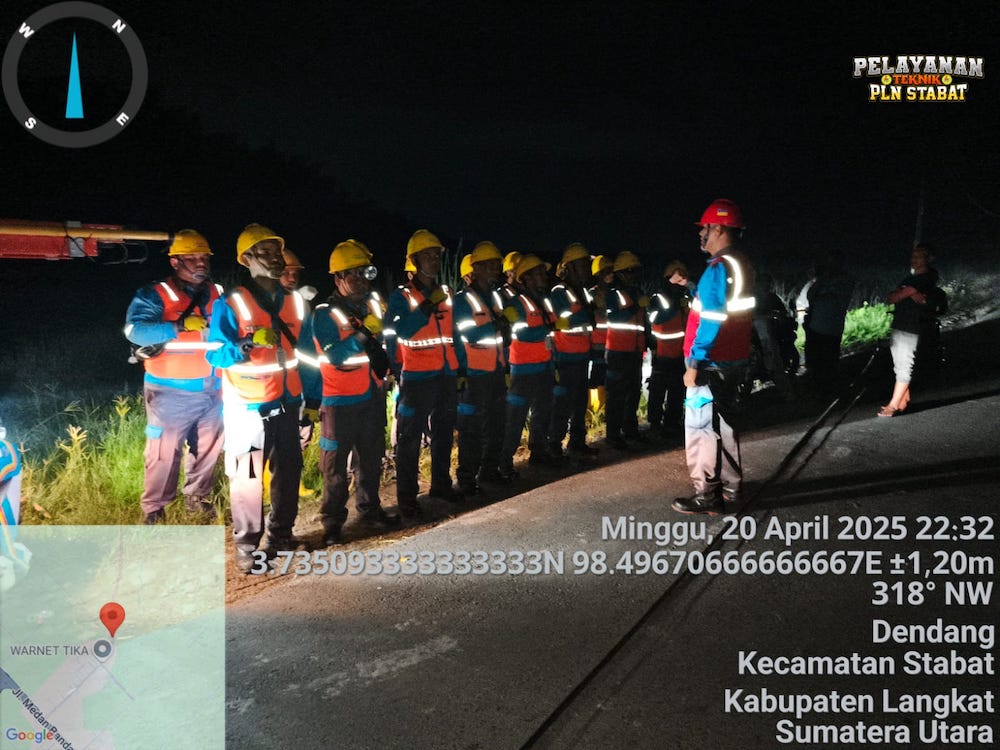 Alat Berat PTPN gabrak tiang Listrik