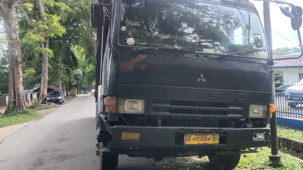 Tabrakan Truck Colt Diesel Vs Truck Tronton di Stabat