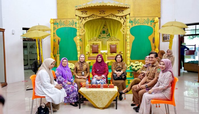 Harlah Teater Garis Lurus Langkat, Ny Endang Kurniasih Serahkan Beasiswa untuk Perkembangan Seni Budaya