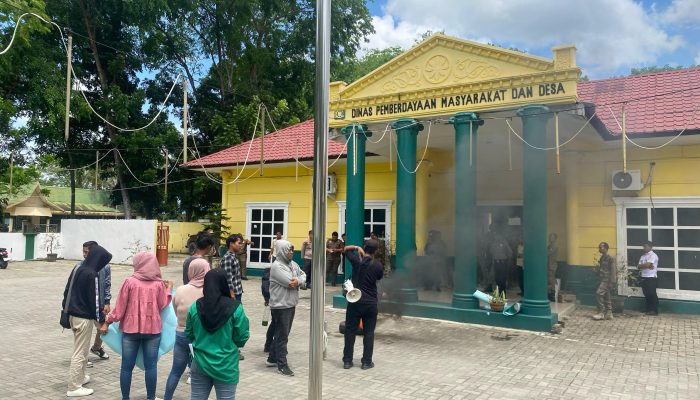 Mahasiswa Bakar Ban di Kantor Dinas PMD dan Bupati Langkat : Budaya Korupsi Dalam Birokrasi Mengakar, Masyarakat Jadi Korban