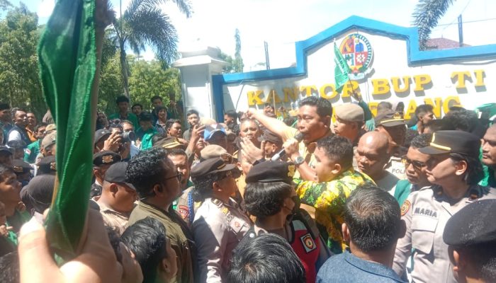 Ribuan Warga Washliyah Kuasai Kantor Bupati Deli Serdang