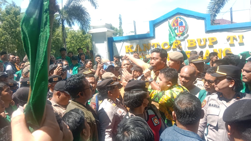 Ribuan Warga Washliyah Kuasai Kantor Bupati Deli Serdang