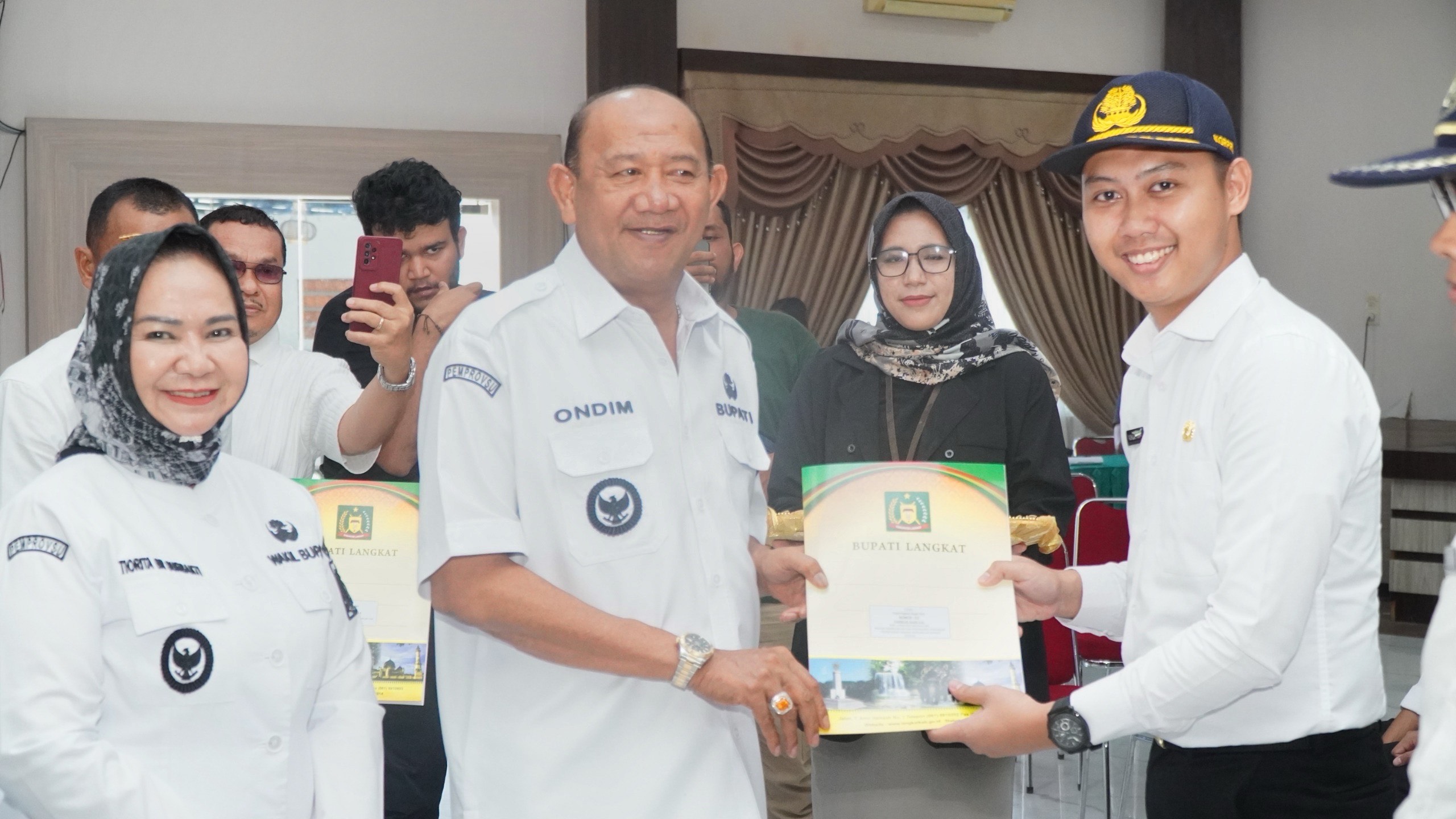 Bupati Langkat menyerahkan SK CPNS