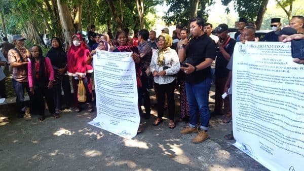 Unjuk rasa di depan kantor DPRD Langkat