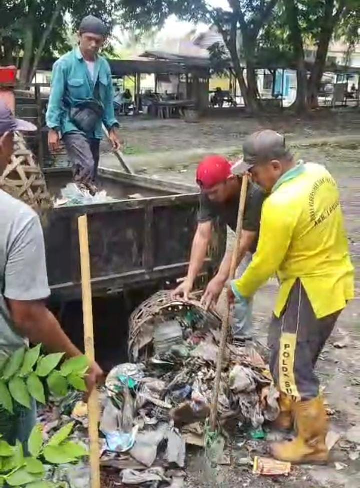 Dinas Lingkungan Hidup Tindaklanjuti Sampah Berserakan di Taman Kota Stabat