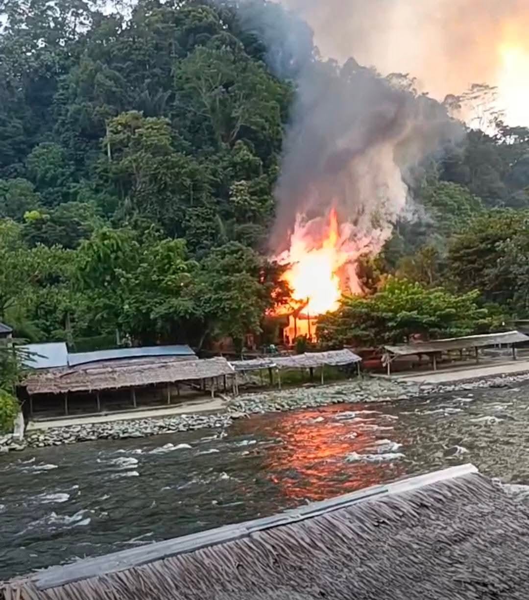 Dua Unit Penginapan di Pinggiran Sungai Bukit Lawang