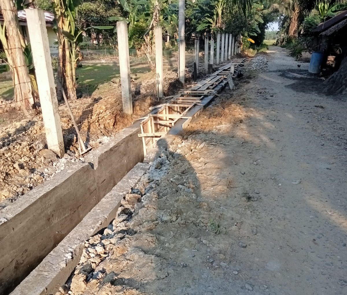 Jalan Rusak di Pelawi Selatan