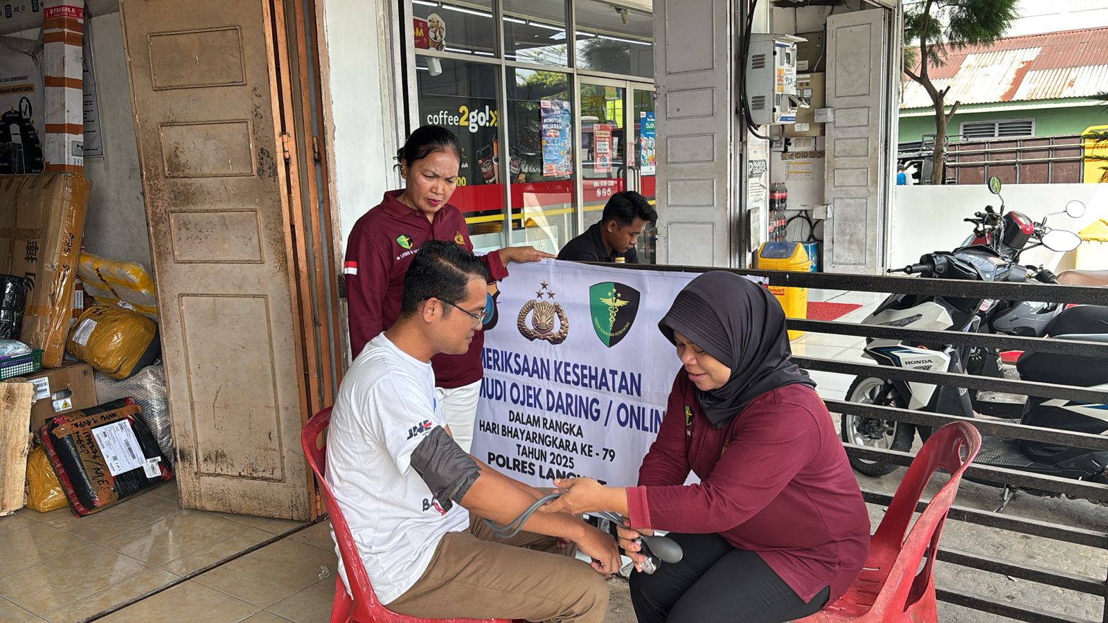 Polisi Lakukan Cek Kesehatan Gratis untuk Pengemudi Ojek Online dan Bentor di Langkat