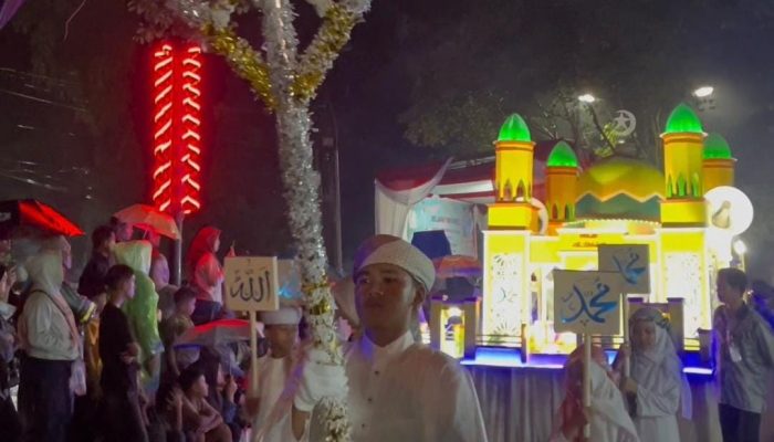 Walaupun Hujan, Ribuan Peserta Tetap Semangat Ikuti Pawai Obor dan Becak Hias di Stabat 