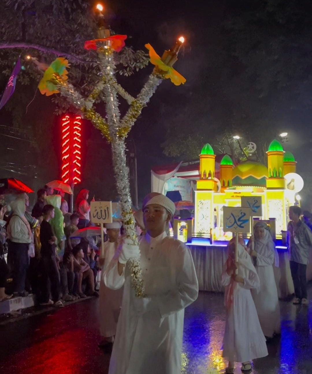 Ribuan Peserta Tetap Semangat Ikuti Pawai Obor dan Becak Hias di Stabat 