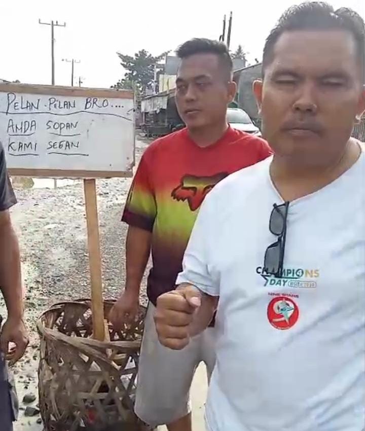 Warga Desa Pelawi Selatan Teluk Aru