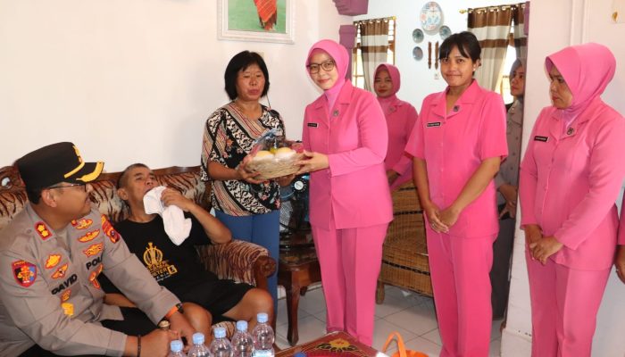 Wujud Kepedulian di Hari Bhayangkara ke-79, Kapolres Langkat Jenguk Personel yang Sakit