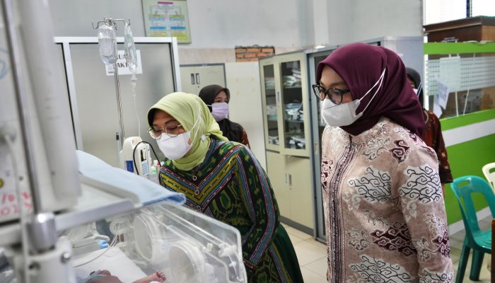 Jenguk Warga Sakit, Ketua TP PKK Binjai Salurkan Bantuan Kemanusiaan