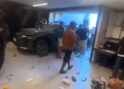 Barang Rumah Anggota DPR RI Ahmad Sahroni Dijarah Massa