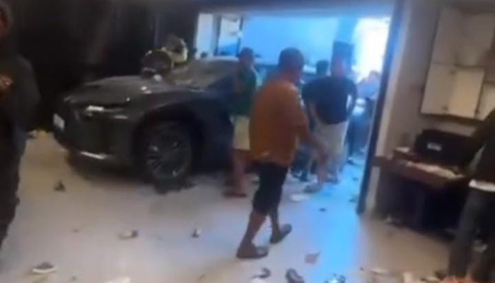 Barang Rumah Anggota DPR RI Ahmad Sahroni Dijarah Massa