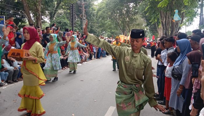 Ribuan Masyarakat Stabat Saksikan Atraksi Karnaval Kemerdekaan RI