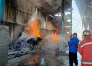 Kebakaran Pabrik Tikar di Binjai, Mobil Damkar Langkat Diturunkan Bantu Padamkan Api