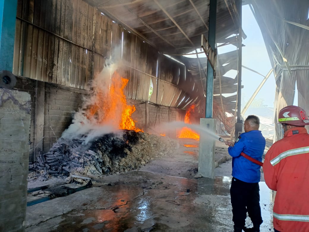 Kebakaran Pabrik Tikar di Binjai
