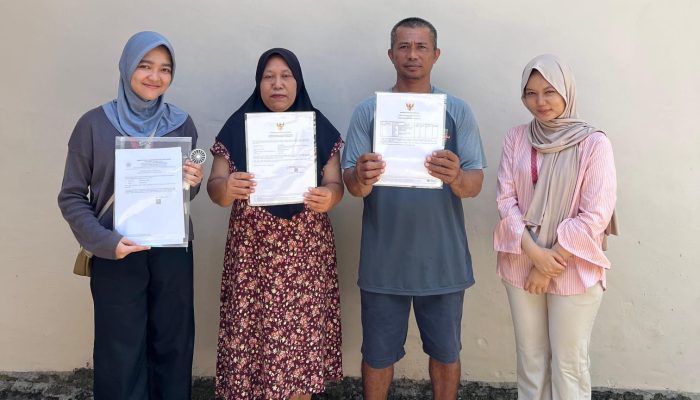 Mahasiswa KKN Tematik FH UISU Bantu Warga Urus Izin Usaha UMKM Secara Online