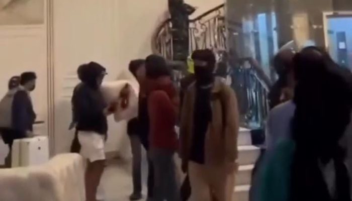 Massa Marah Imbas Video Joget, Ambil Barang dalam Rumah Eko Patrio